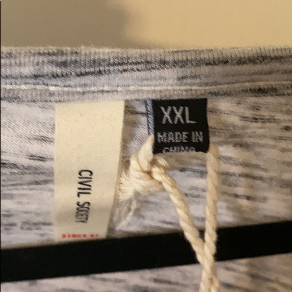 Soft gray tee with black pocket - Picture 2 of 6